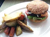 Grillad hamburgare med tillbehör