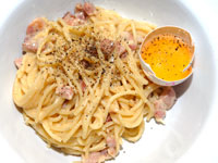Pasta Carbonara med fläsk, svartpeppar och grädde Pasta Carbonara med fläsk, svartpeppar och grädde
