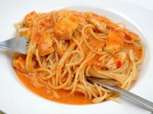 Pasta med paprikasås och kyckling Pasta med paprikasås och kyckling