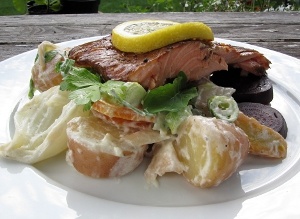 Varmrökt lax med potatissallad Varmrökt lax med potatissallad