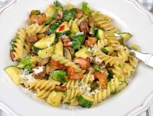 Pasta Med Zucchini Och Svamp
