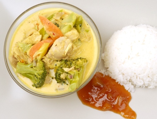 Pollo con salsa al curry, verdure, riso