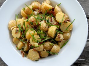 Potatissallad med soltorkad tomat, kapris och vårlök Potatissallad med soltorkad tomat, kapris och vårlök