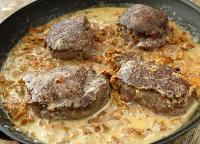 Hjortfilé med kantarellsås