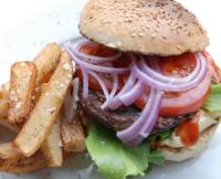 Grillad hamburgare med hemgjorda pommes