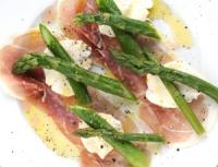 Sparris med mozzarella och parmaskinka