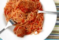 Spagetti med köttbullar i tomatsås