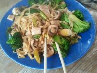 Äggnudlar med tofu, broccoli och svamp
