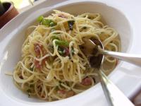 Spagetti med skinka och basilika