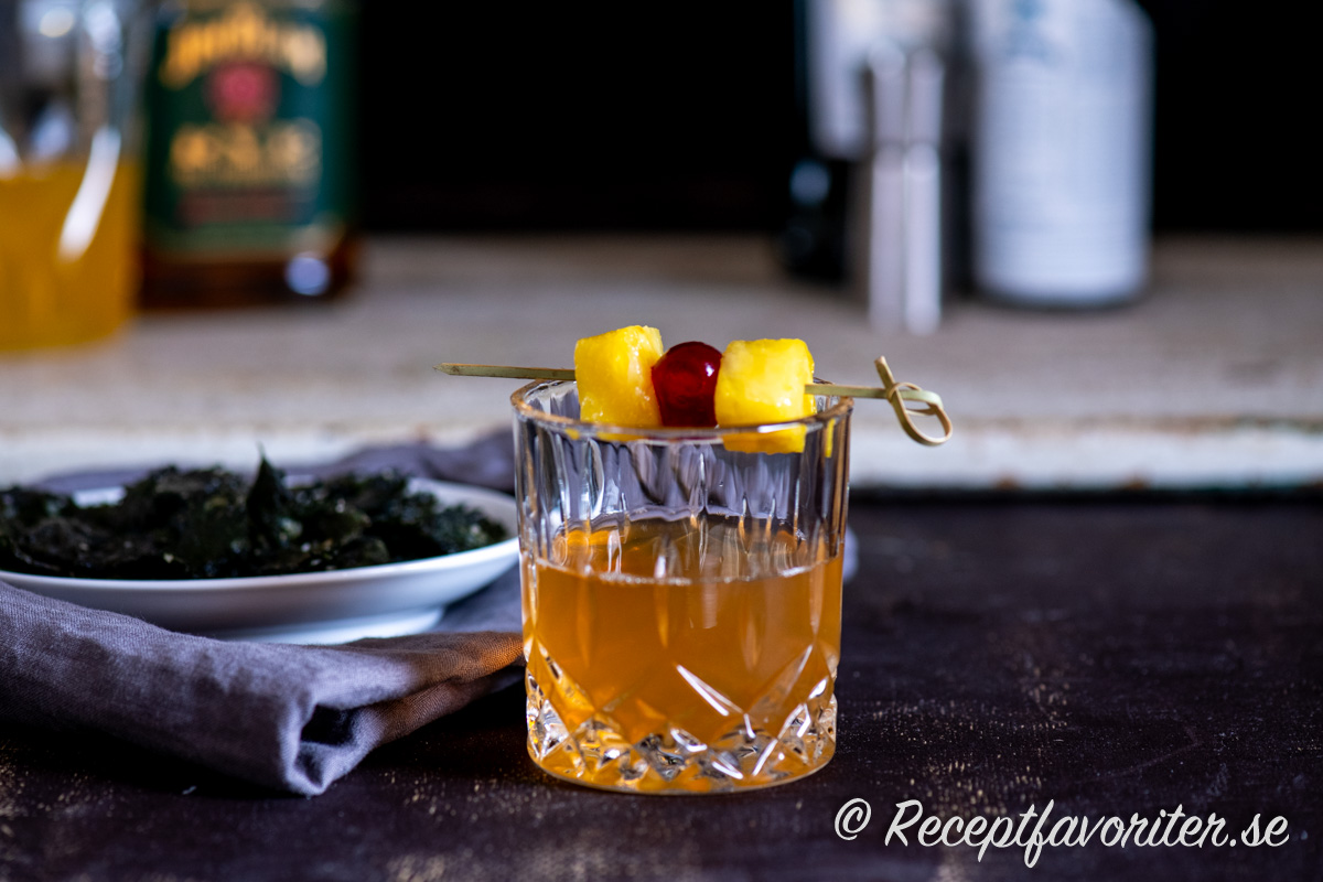  Algonquin cocktail får smak av ananas och rye whiskey - amerikansk rågwhiskey som har en robust och kryddig smak med toner av vanilj och torkad frukt som passar bra med ananasen samt vermouth. 