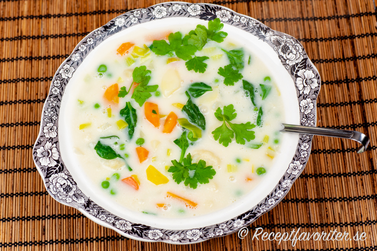 Gillar du grönsaker i en redd soppa så är Ängamatsoppa för dig. 