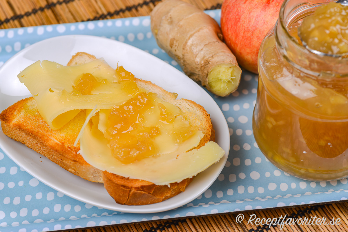 Äppel och kryddig ingefära passar mycket bra ihop - ovan äppel- och ingefärsmarmeladen på en rostmacka med smör och ost. 
