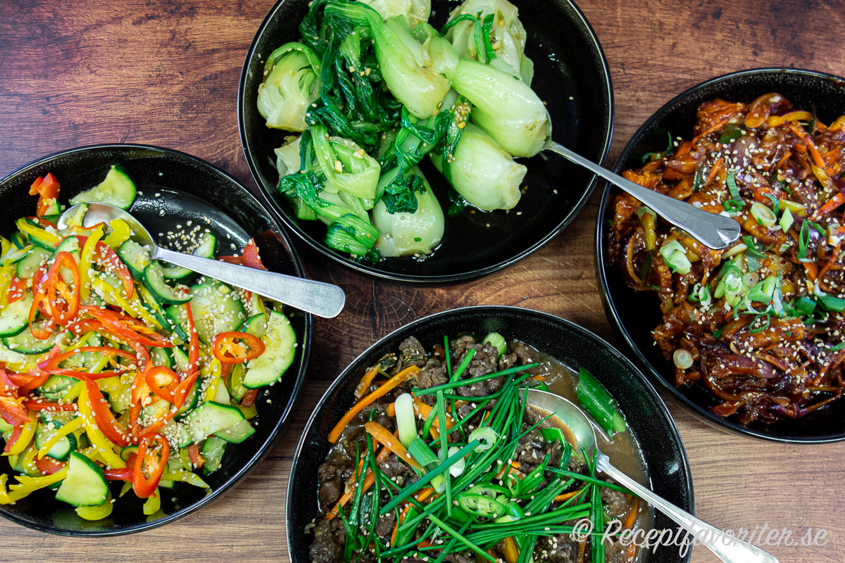 Bok choy serverad som namul - en grönsaksrätt - tillsammans med frästa grönsaker, fläsk i gochujang och bulgogi biff. 
