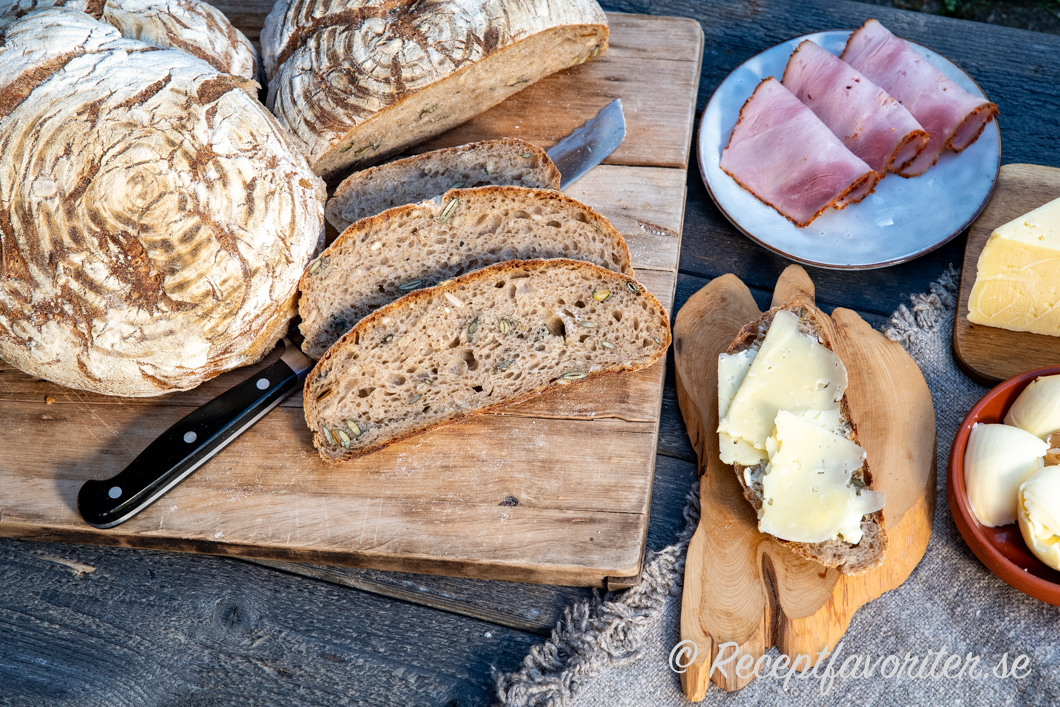 Surdegsbrödet serverat med smör, ost och skinka till fika, frukost eller mellanmål. 