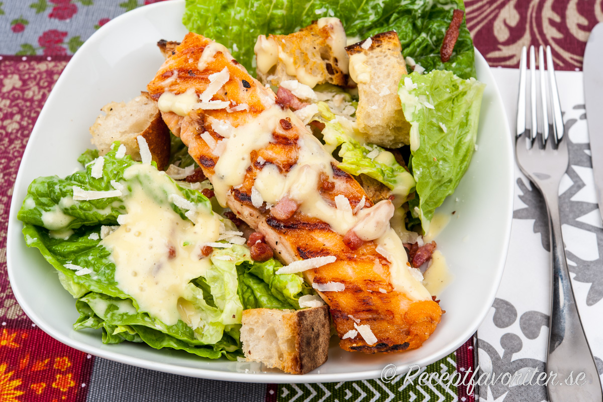 Caesarsallad med lax - gör salladen till en huvudrätt och lägg till stekt eller grillad lax, kyckling, halloumi, portabello eller räkor eller det du önskar. 