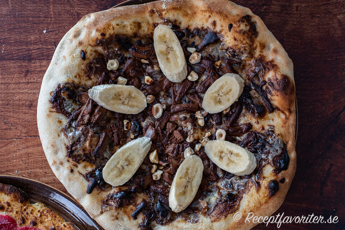 Choklad- och bananpizza med nutella och hasselnötter. 