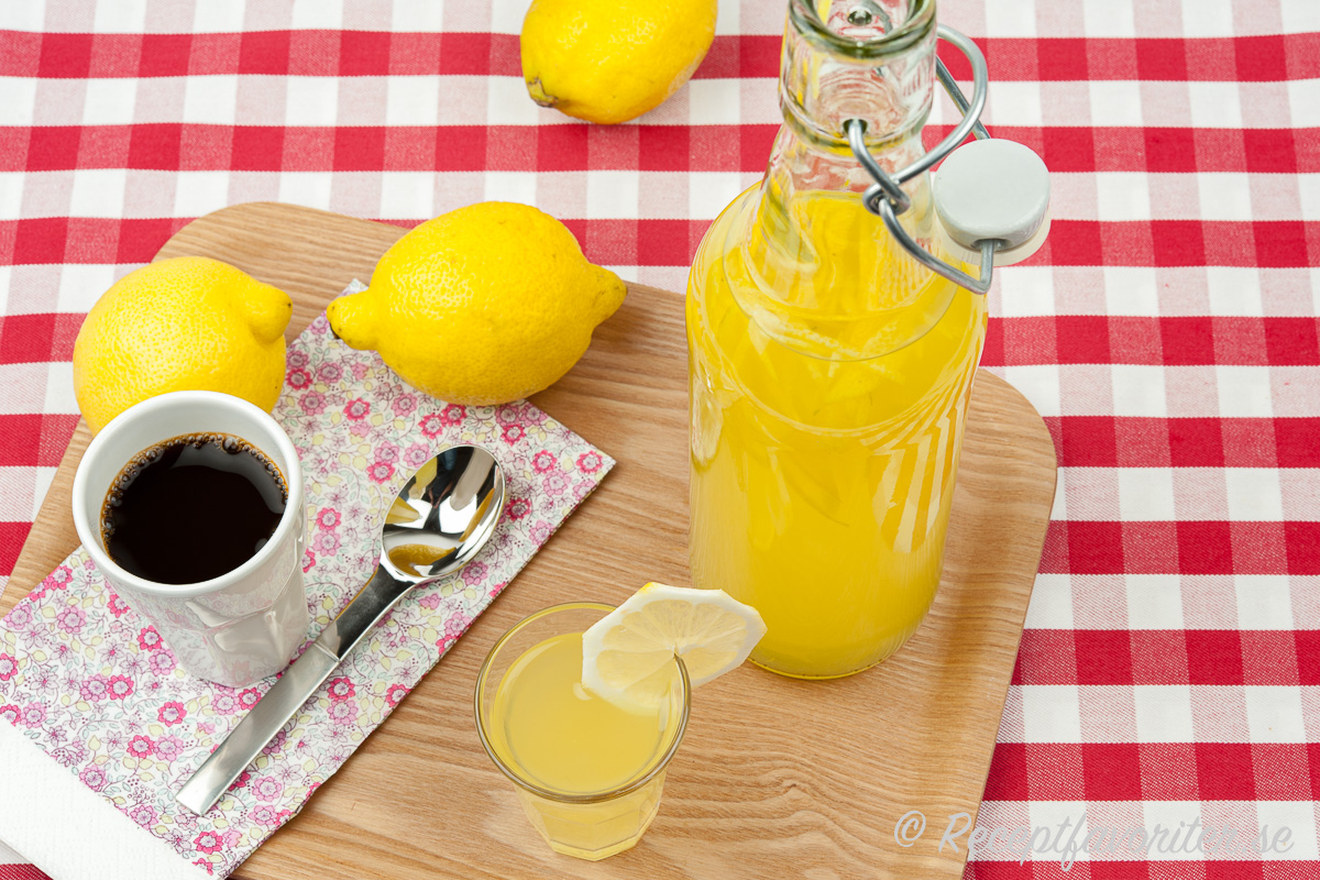Citronlikör i flaska och glas