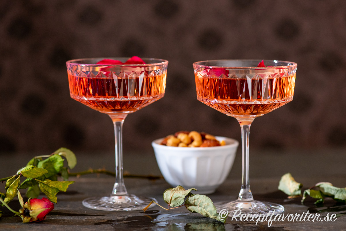 Rosévin blir en god cocktail skakad med is, apelsinlikör och rosenvatten. 