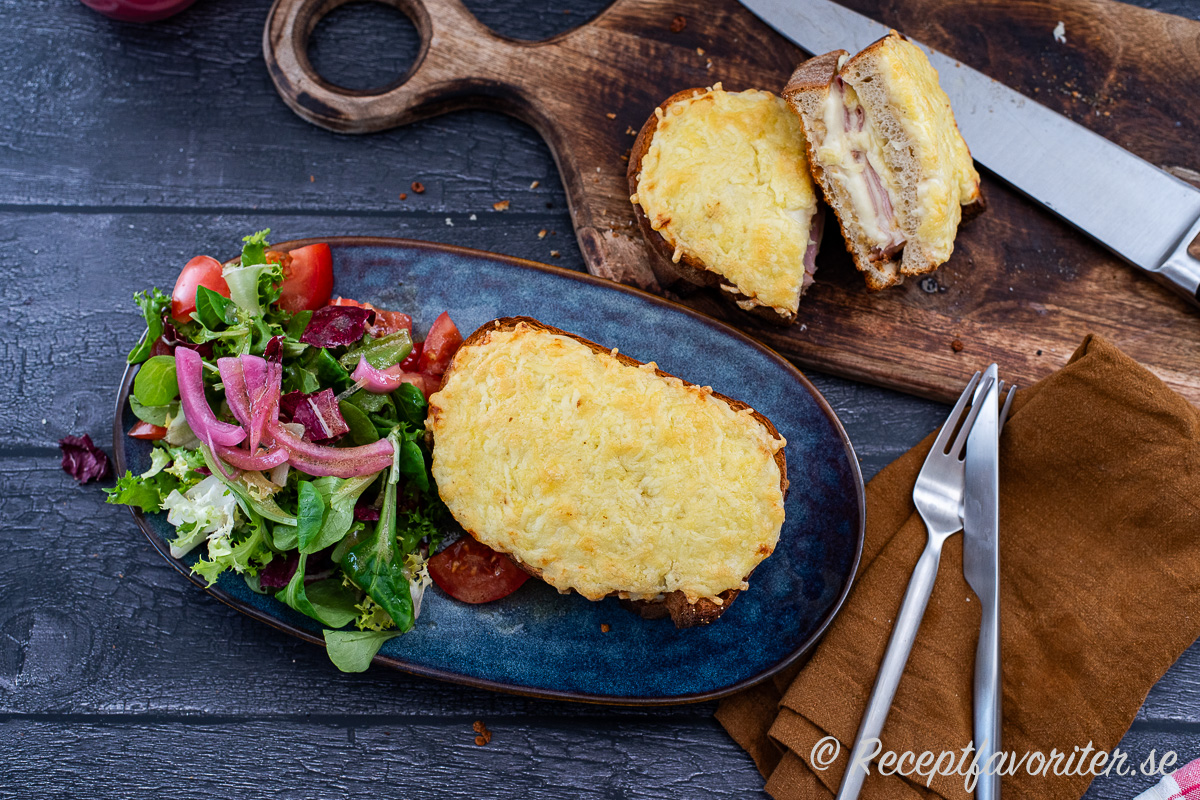 Varma mackor på franskt vis fyllda med krämig Bechamelsås, ost och skinka. En fräsch sallad passar bra till och lättar upp mackan. 