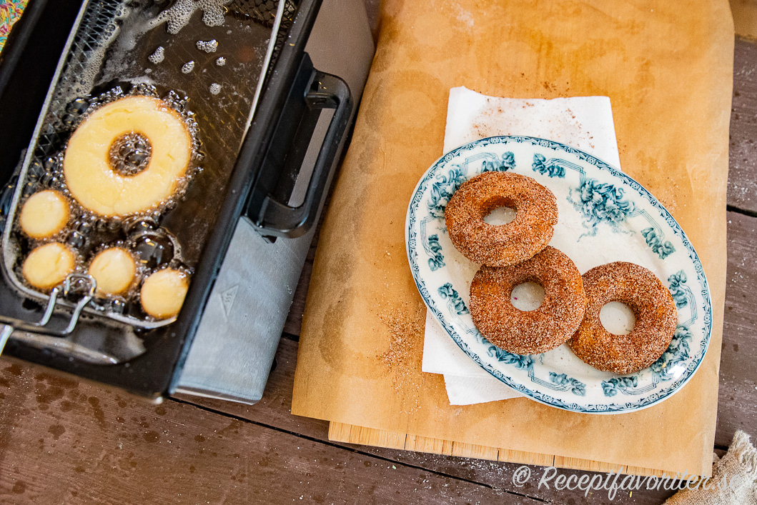 Glutenfria munkar eller doughnuts i fritös och nyfriterade på fat