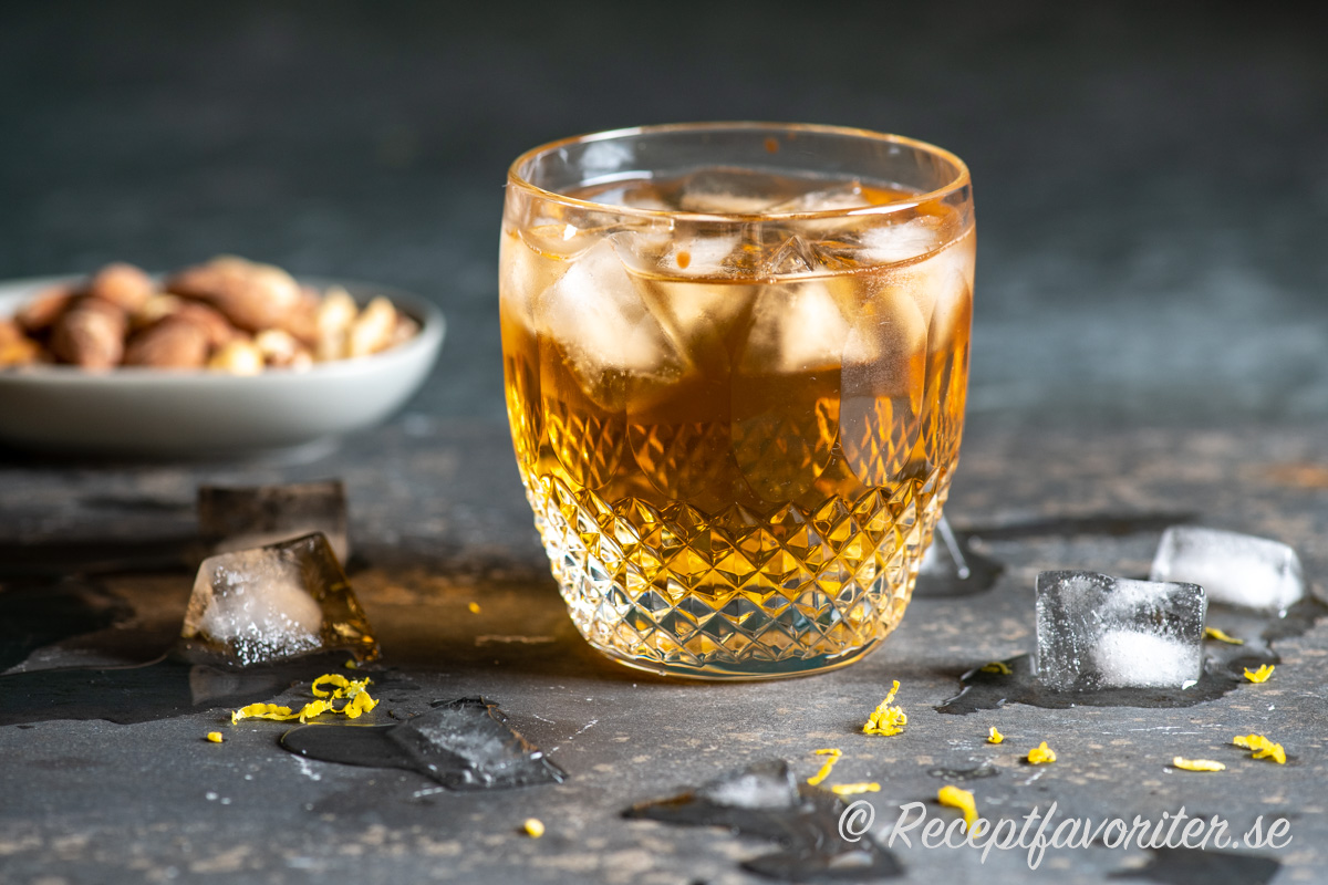 Horse´s Neck cocktail eller drink med brandy eller konjak, Ginger Ale och Angostura. 