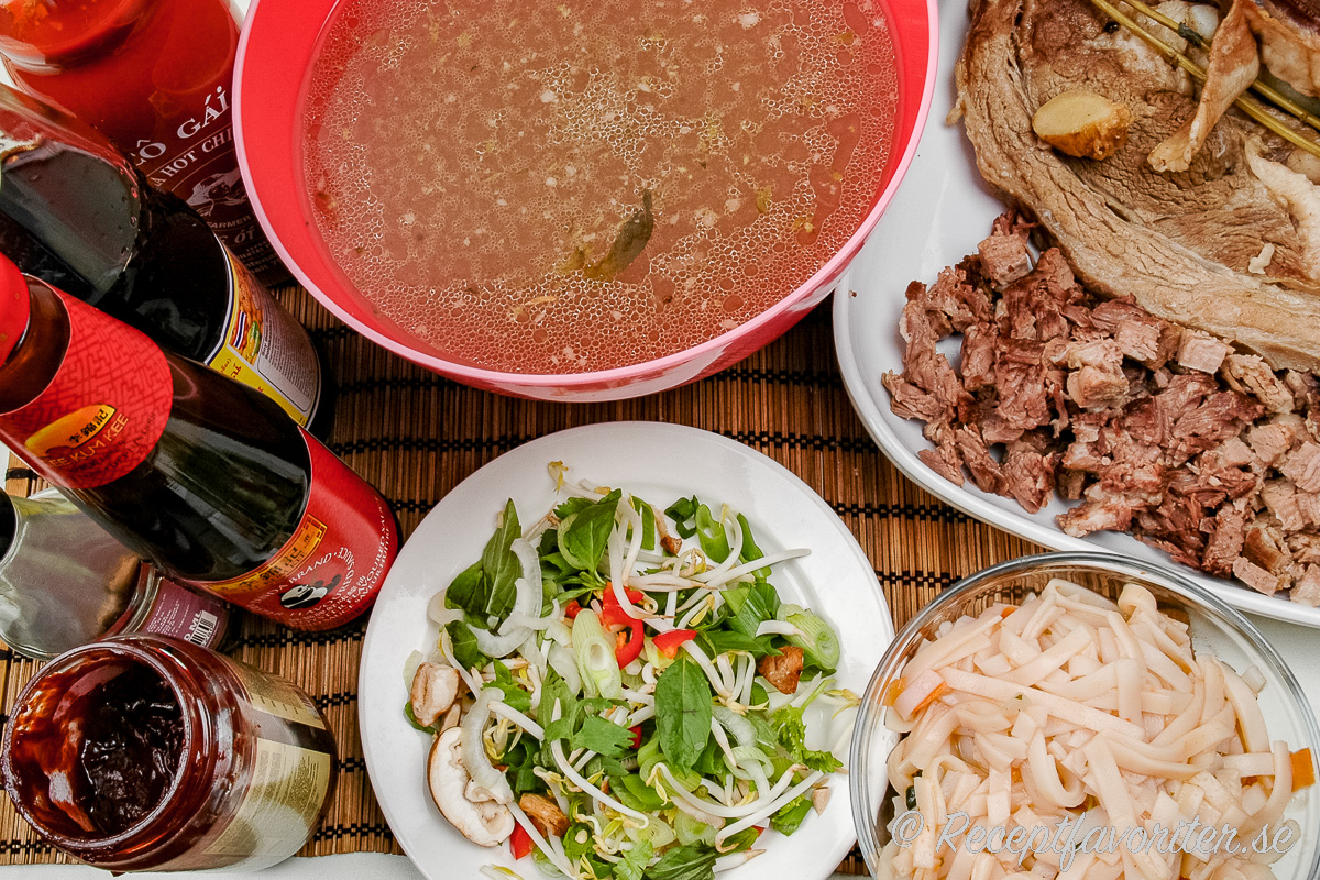 Buljong, kött och grönsaker samt smaksättning till Pho-soppa med kött