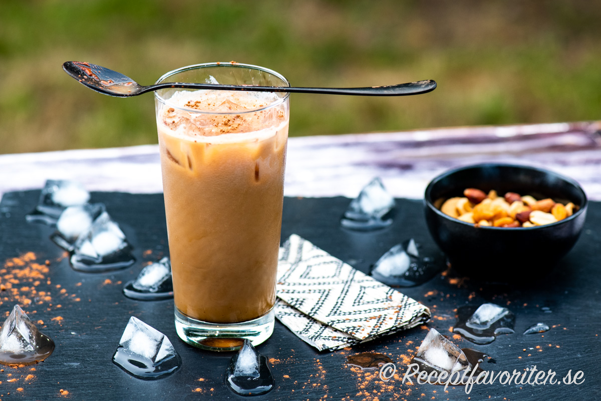 Espresso med is, kall mjölk och smak av Xanté päronlikör blir en svalkande iskaffe. 