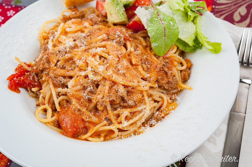 Spagetti med krämig köttfärssås i tallrik
