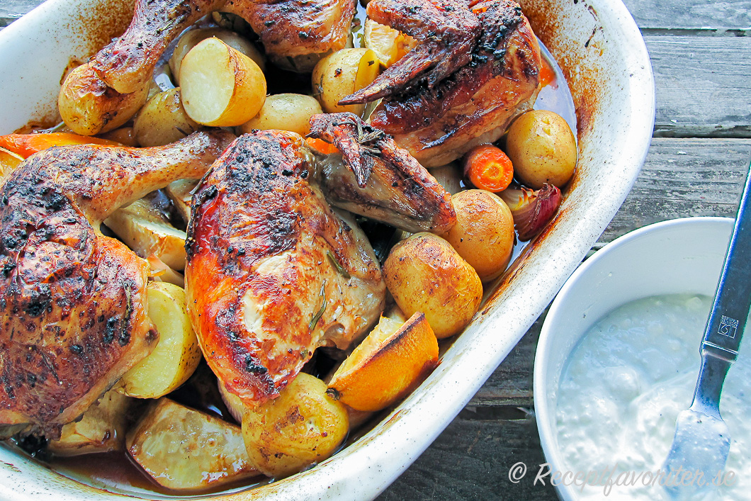 Allt i ett kyckling i ugnen serverad ur formen med en god kall sås. 