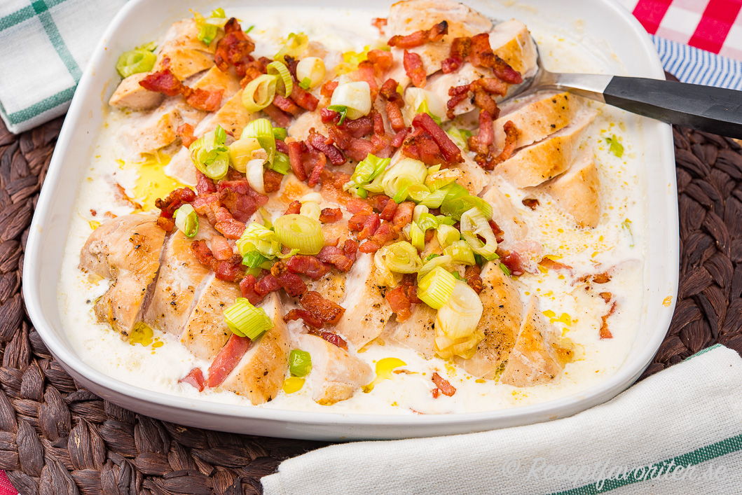 Lättlagad krämig kyckling med salt bacon och god lök passar bra ihop. 