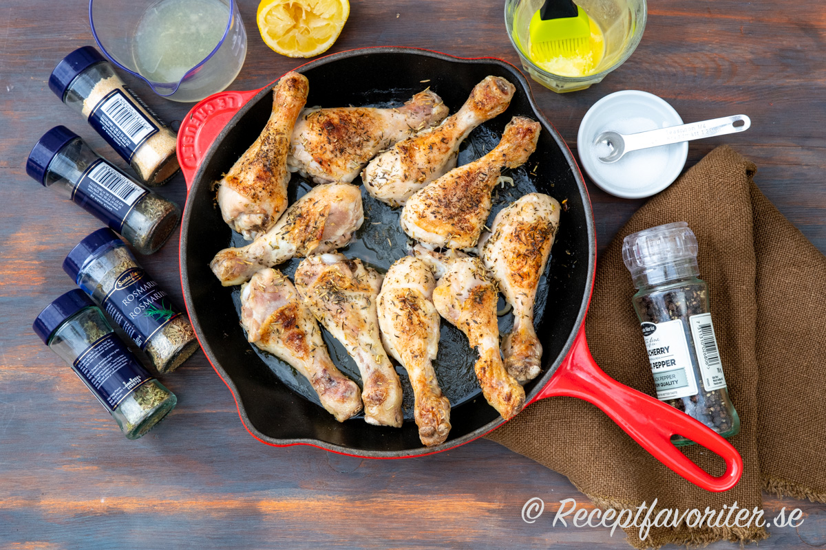 Kycklingben får god smak i ugnen av smält smör, citronjuice, rosmarin, vitlök, timjan, oregano och svartpeppar. 