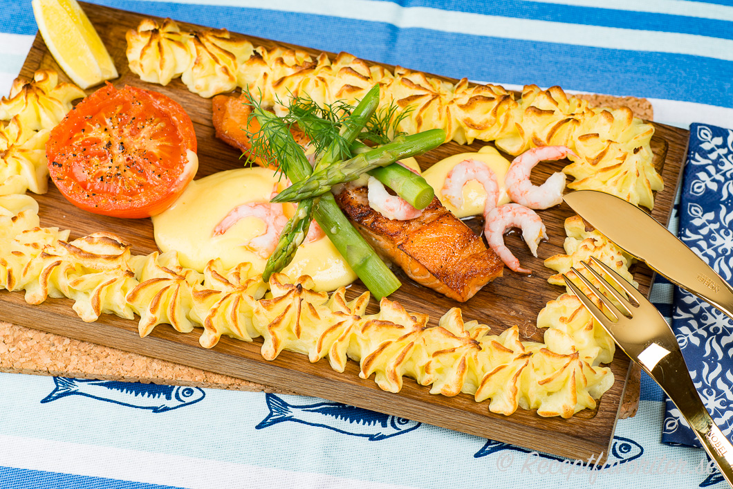 Stekt laxfilé serverad på planka med Hollandaise, potatismos och grön sparris