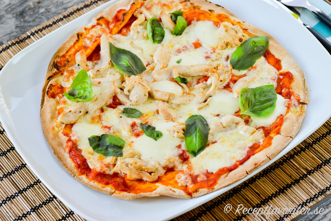 Pizza med libabröd - arabiska tunnbröd - som pizzabotten med kyckling, mozzarella och basilika. 
