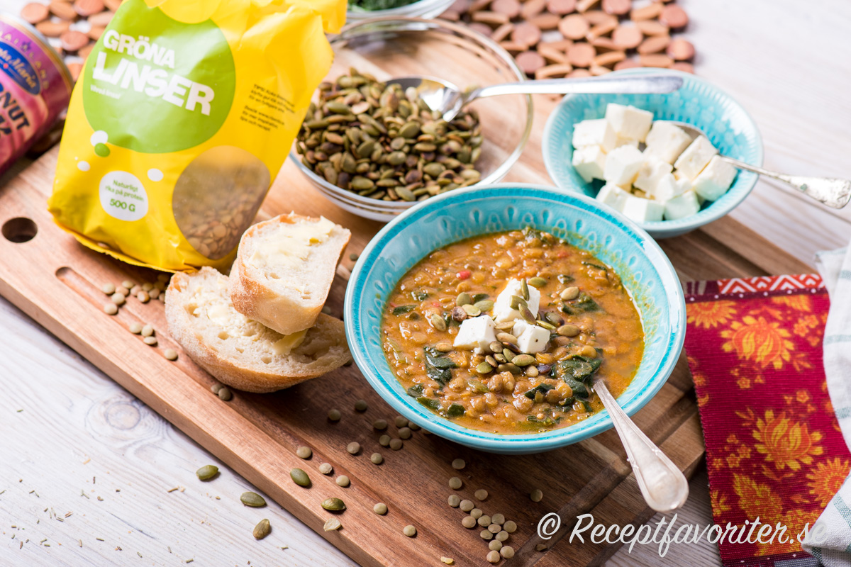 En matig soppa med gröna linser, tomat och spenat toppad med pumpafrön och tärnad paneer indisk ost. 