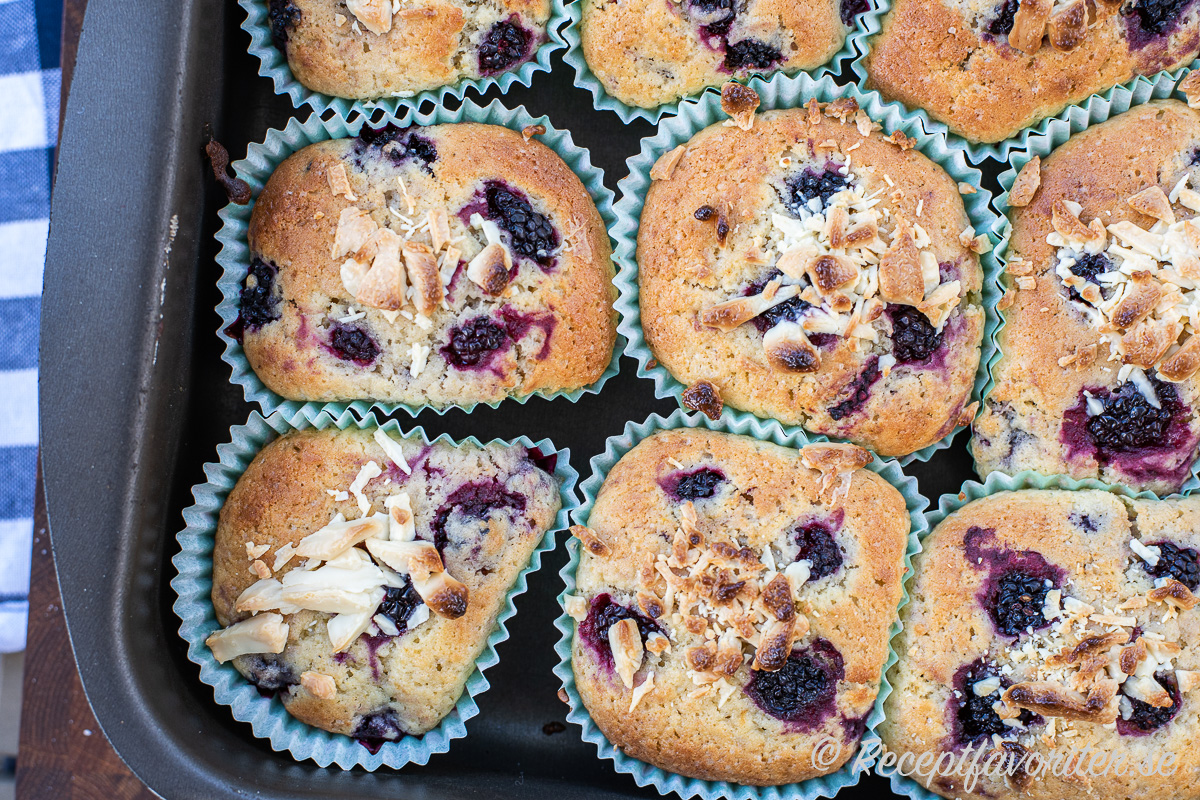 Muffinsen blir lite matigare med majsmjöl samt får god smak av syrliga bär och söt vit choklad. 