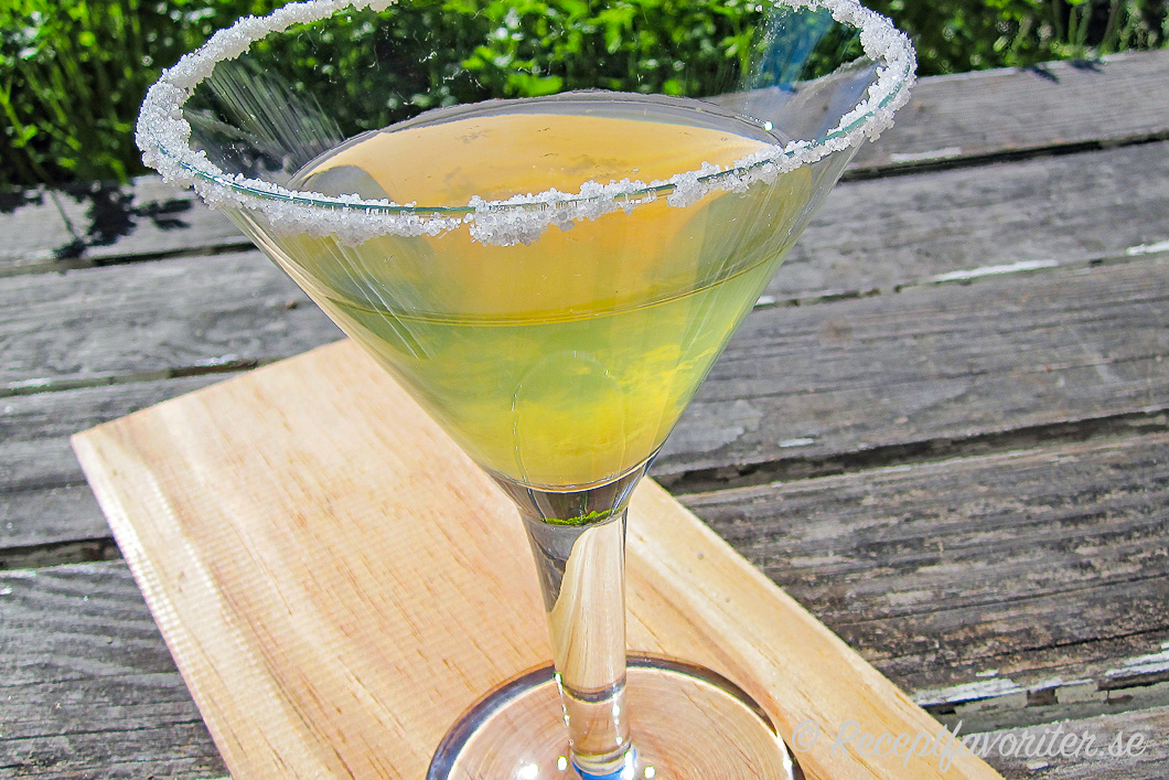 Margarita serverad i martiniglas med klassisk saltrand. 