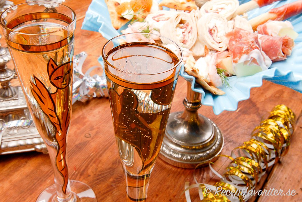 Välkomstdrink till nyårsfesten med champagne och snittar