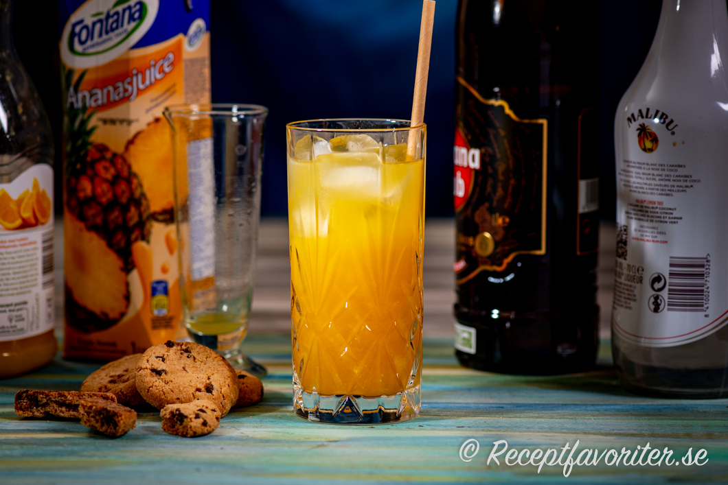 Painkiller drink med ananas, apelsin, kokos och mörk rom i glas