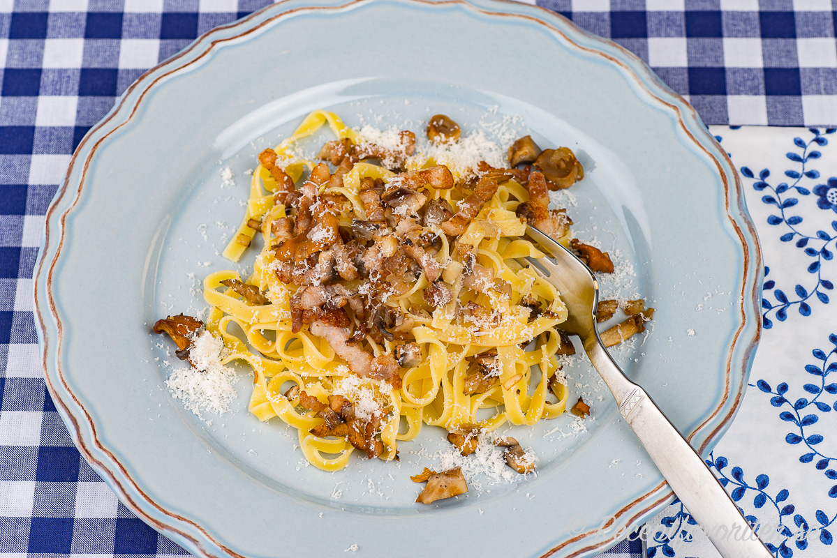 Pasta tagliatelle med knaprigt fläsk, svamp och parmesan. En variant på carbonara fast utan grädde. 