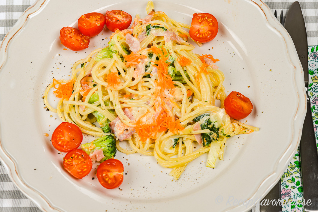 Spagetti är gott med skink- eller kasslersåsen. 