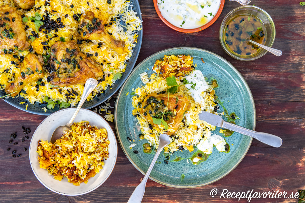 Serveringsförslag på kyckling med persiskt ris och yoghurtsås