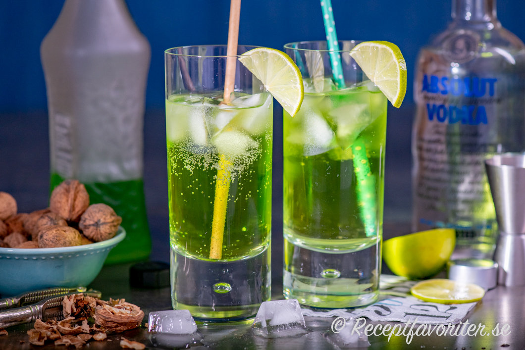 Gröna Piggelin-drinkar i glas med limeklyfta