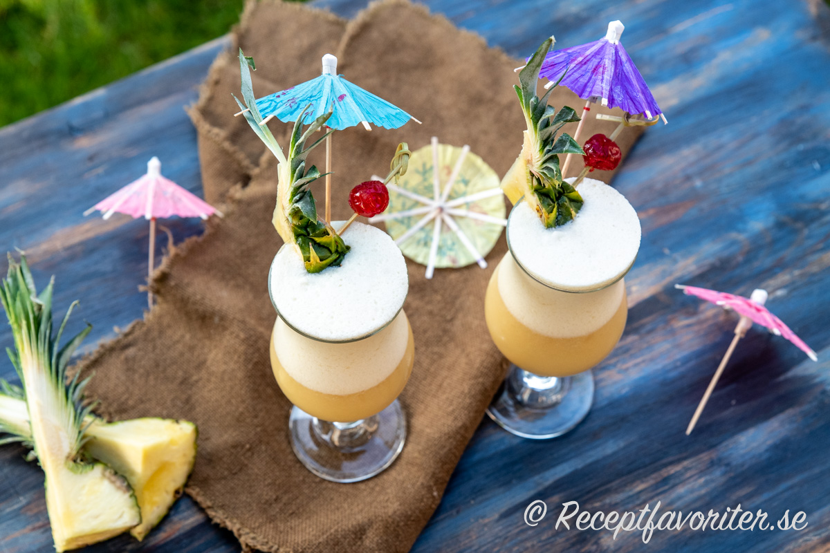 Min variant på Piña Colada cockails i Poco Grande glas med paraplyer och cocktailbär. 