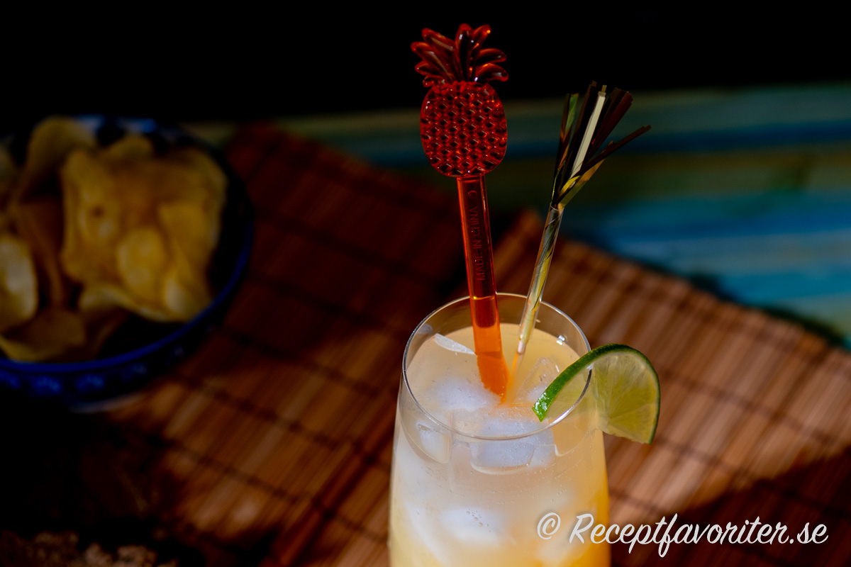 Garnering till en alkoholfri Pineapple Sparkler cocktail. 
