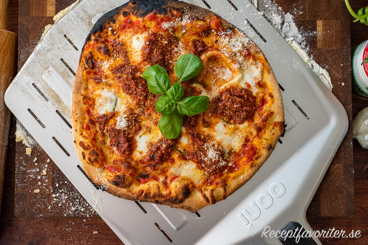 Pizza Bolognese bakad i vedeldad pizzaugn - den blev mycket god. Går även att baka i vanlig ugn på max värme, grill och baksten. 