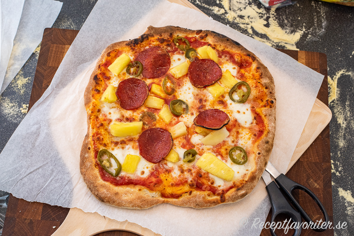Pizzan bakad i pizzaugn på 400 grader. Kanterna fluffar upp och pepperonin blir knaprig i kanterna. 