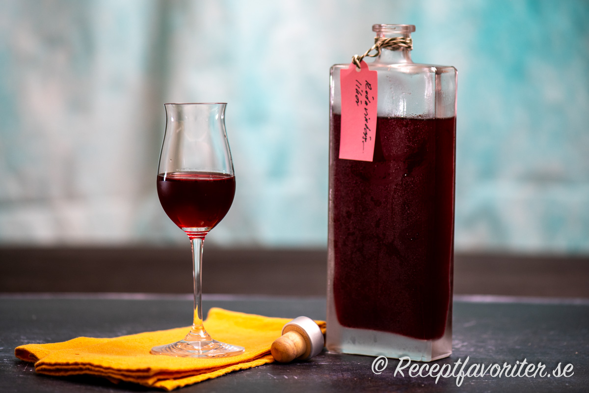 Vinbärslikören får en fin röd färg samt bärig, frisk och fyllig smak. 