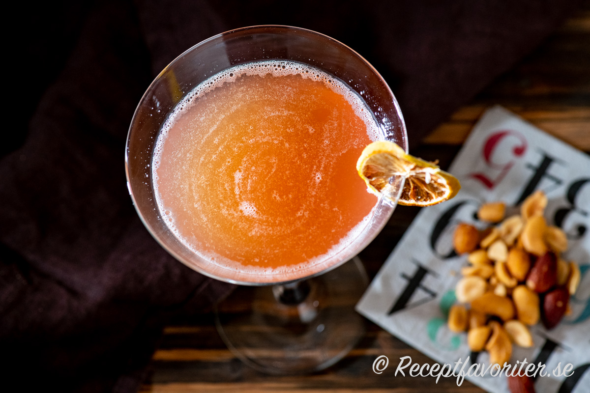 Romantico är en sötsur drink med bourbon, honung, lime och tranbärsjuice. 