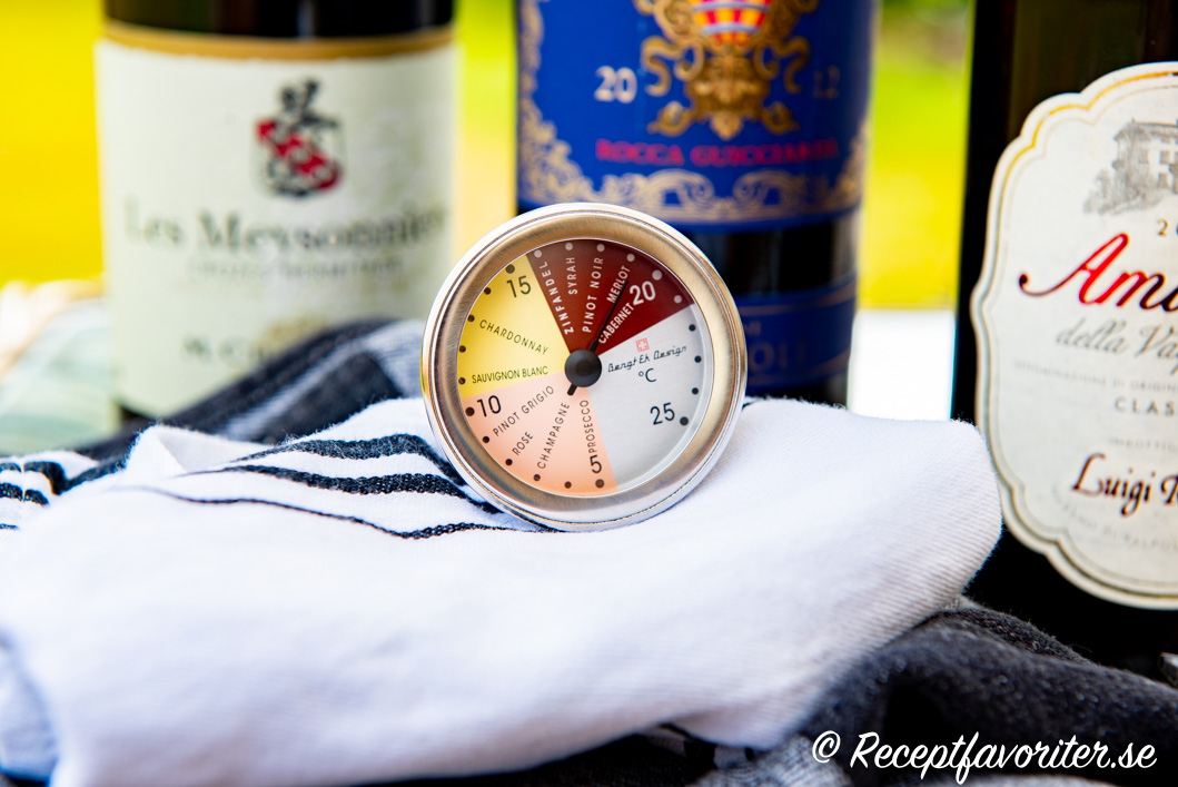 En termometer du kan sätta direkt i flaskan med några rekommenderade temperaturer på vanliga viner och drycker. 