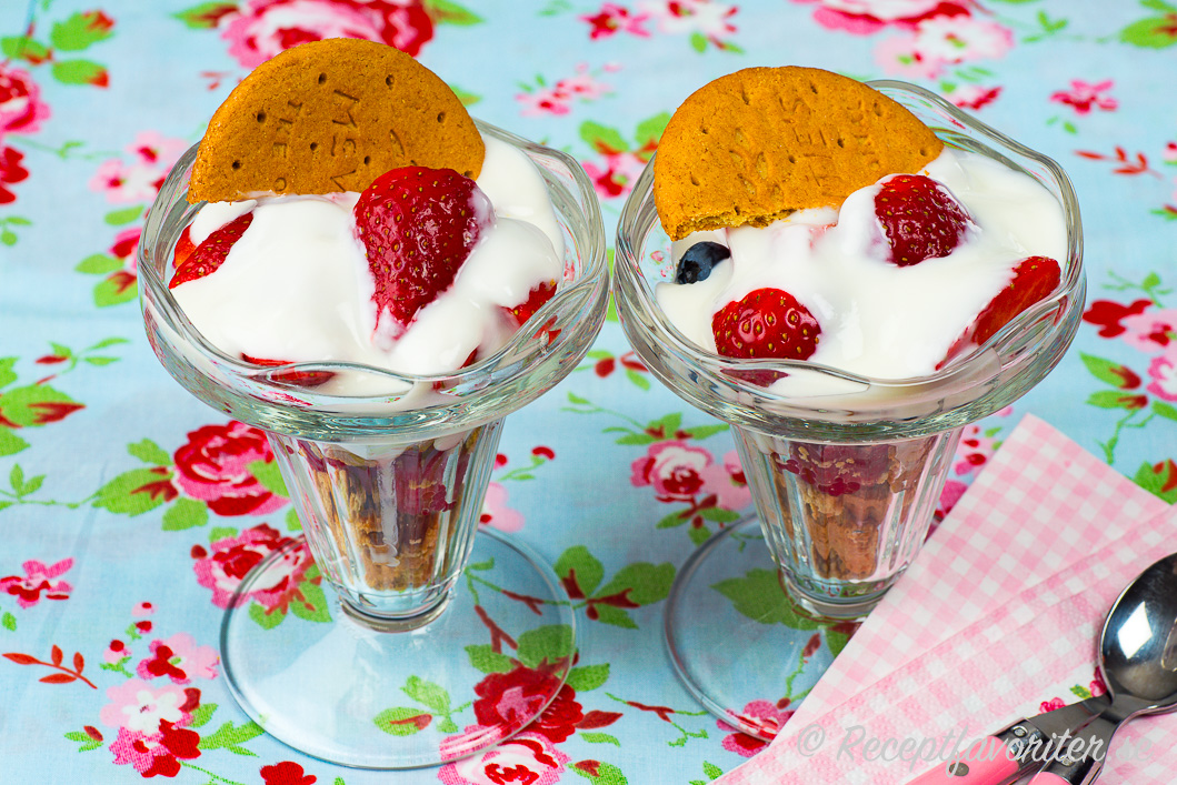 Enkel dessert i glas med jordgubbar, Digestive och vaniljyoghurt. 